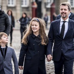 Federico de Dinamarca con sus hijos Isabel y Vicente en el cortejo fúnebre de Enrique de Dinamarca en Amalienborg