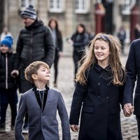 Federico de Dinamarca con sus hijos Isabel y Vicente en el cortejo fúnebre de Enrique de Dinamarca en Amalienborg