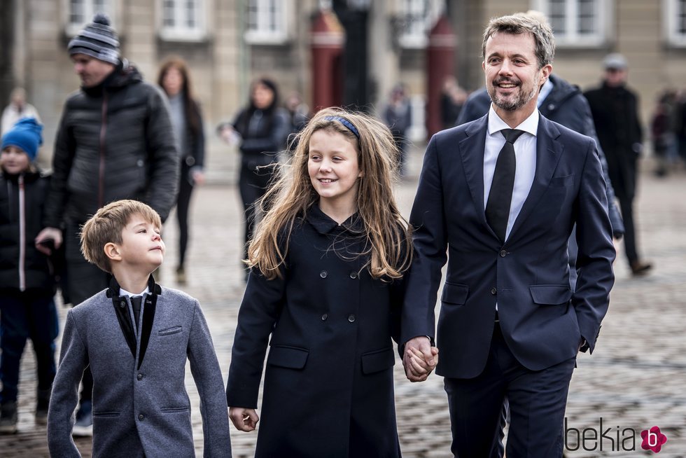 Federico de Dinamarca con sus hijos Isabel y Vicente en el cortejo fúnebre de Enrique de Dinamarca en Amalienborg