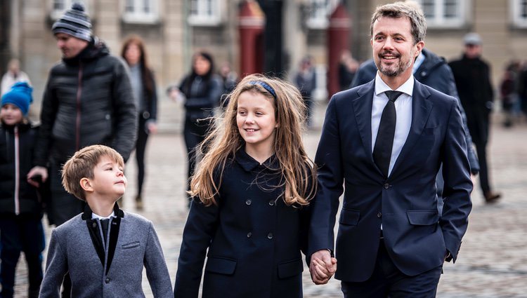 Federico de Dinamarca con sus hijos Isabel y Vicente en el cortejo fúnebre de Enrique de Dinamarca en Amalienborg