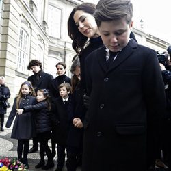 La Familia Real Danesa contempla los homenajes a Enrique de Dinamarca en Amalienborg