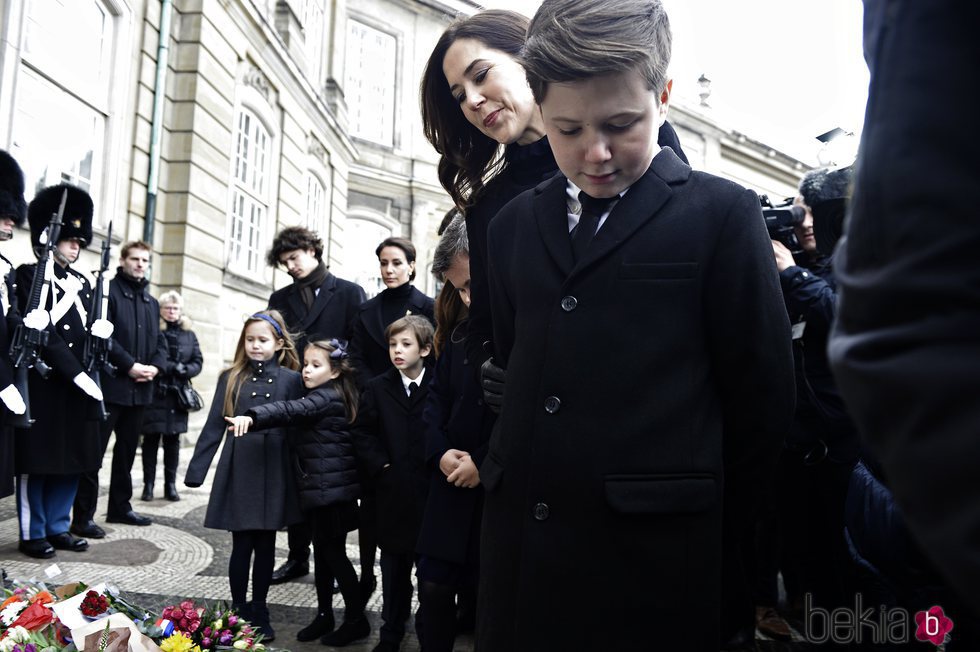 La Familia Real Danesa contempla los homenajes a Enrique de Dinamarca en Amalienborg