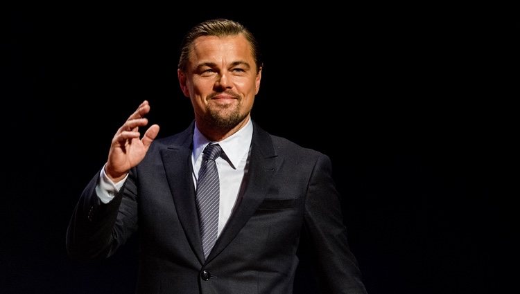 Leonardo DiCaprio saluda sonriente en la Goed Geld Gala 2018