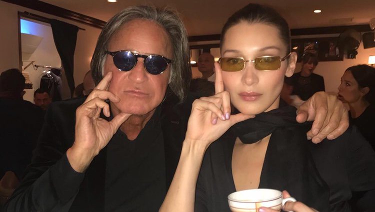 Bella Hadid y su padre, Mohamed Hadid, posando divertidos