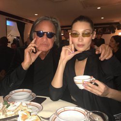 Bella Hadid y su padre, Mohamed Hadid, posando divertidos