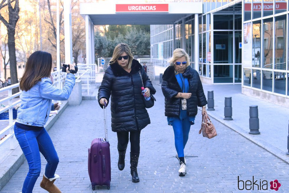 Terelu Campos y Carmen Borrego visitan a su madre en el hospital