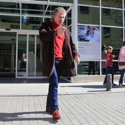 Edmundo Arrocet saliendo del hospital tras visitar a María Teresa Campus