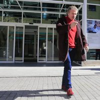 Edmundo Arrocet saliendo del hospital tras visitar a María Teresa Campus