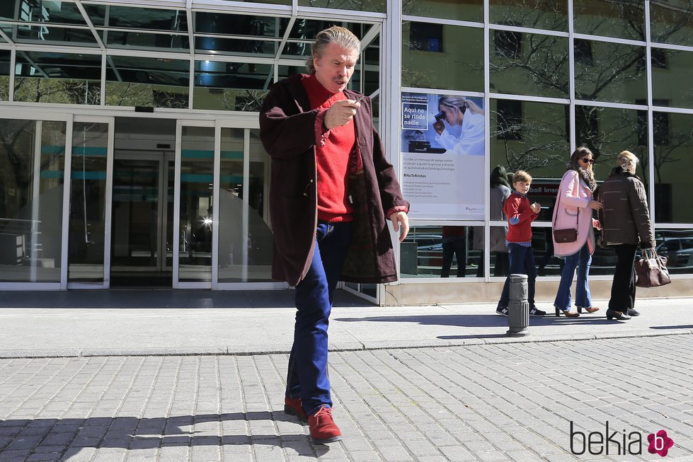 Edmundo Arrocet saliendo del hospital tras visitar a María Teresa Campus