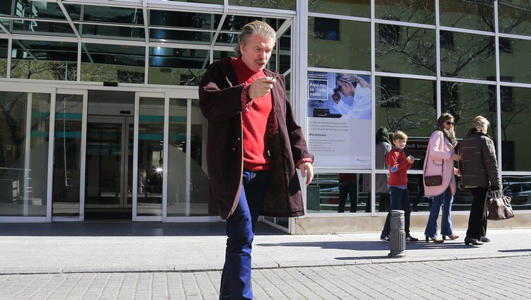 Edmundo Arrocet saliendo del hospital tras visitar a María Teresa Campus