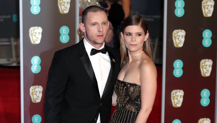 Jamie Bell y Kate Mara en la alfombra roja de los Premios BAFTA 2018