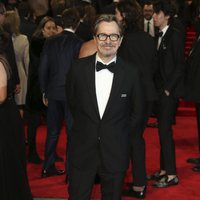 Gary Oldman en la alfombra roja de los Premios BAFTA 2018