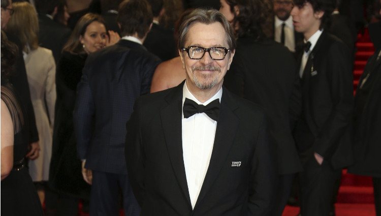 Gary Oldman en la alfombra roja de los Premios BAFTA 2018