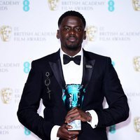 Daniel Kaluuya posando con su premio a Estrella Emergente de los BAFTA 2018