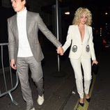 Pixie Lott y Oliver Cheshire en la fiesta de Vogue tras los BAFTA