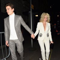 Pixie Lott y Oliver Cheshire en la fiesta de Vogue tras los BAFTA