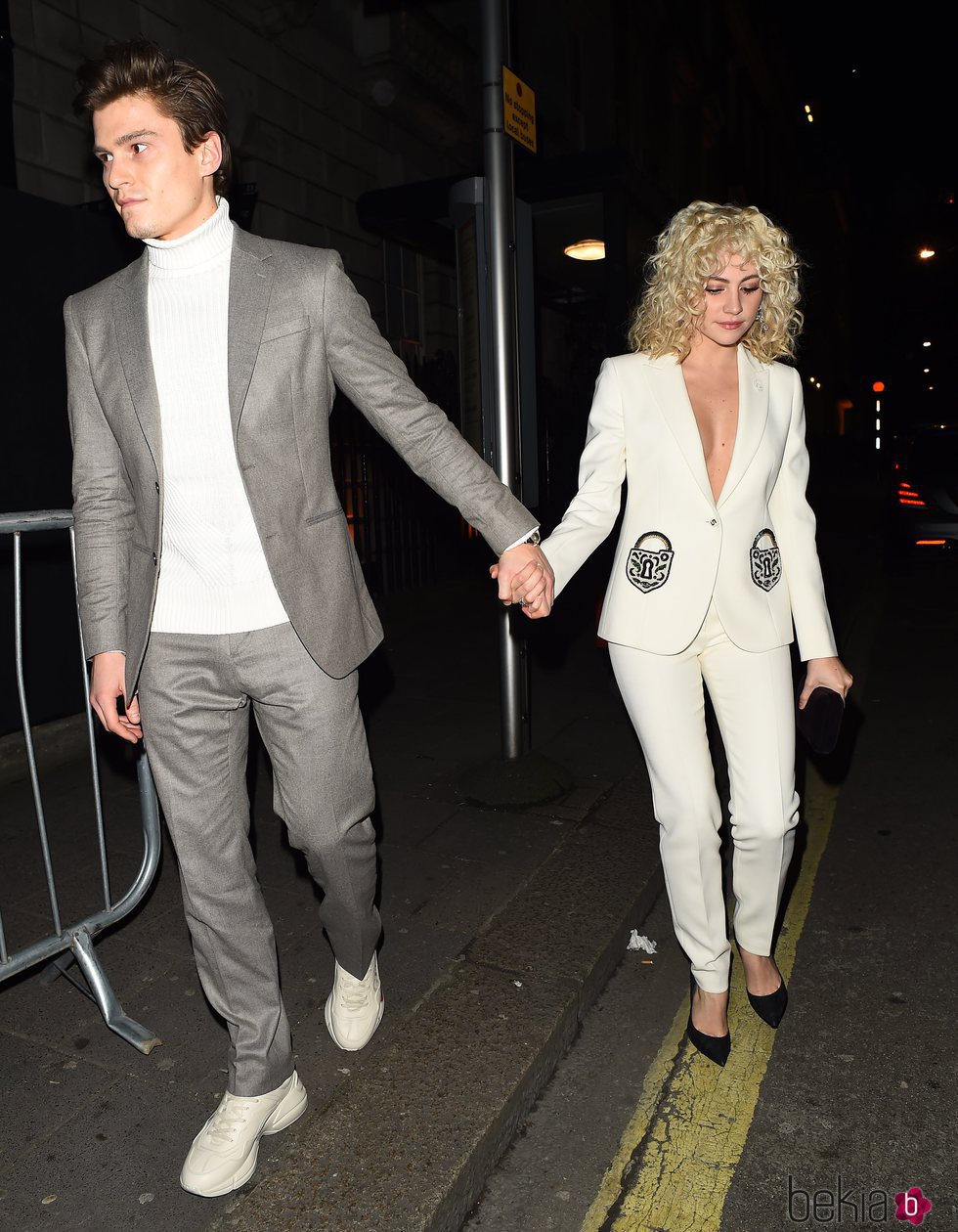 Pixie Lott y Oliver Cheshire en la fiesta de Vogue tras los BAFTA