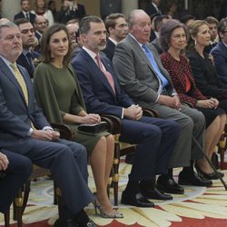 Los Reyes Felipe y Letizia, los Reyes Juan Carlos y Sofía y la Infanta Elena en los Premios Nacionales de Deporte 2016