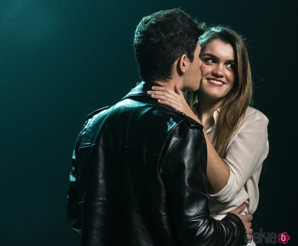 Amaia y Alfred se besan cariñosamente en la grabación del vídeo de 'Tu canción'