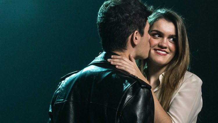 Amaia y Alfred se besan cariñosamente en la grabación del vídeo de 'Tu canción'