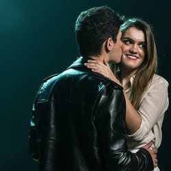 Amaia y Alfred se besan cariñosamente en la grabación del vídeo de 'Tu canción'