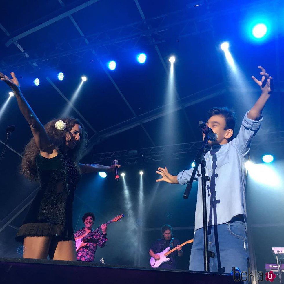 Adrián Martín cantando junto a Rosario Flores