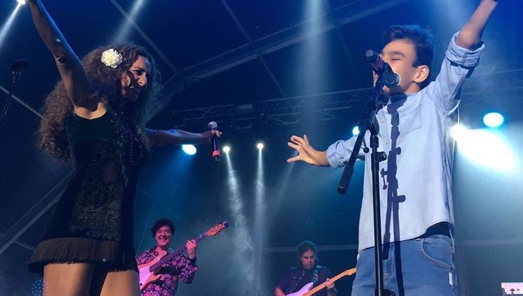 Adrián Martín cantando junto a Rosario Flores