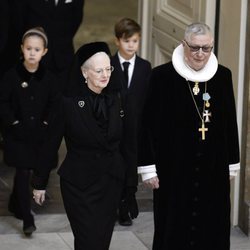 Margarita de Dinamarca y sus nietos Vicente y Josefina en el funeral de Enrique de Dinamarca