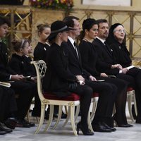 Margarita de Dinamarca con sus hijos y sus nueras en el funeral de Enrique de Dinamarca