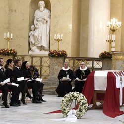 La Familia Real Danesa ante el cuerpo de Enrique de Dinamarca en su funeral