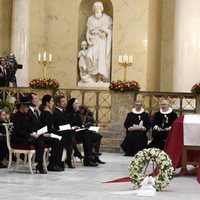 La Familia Real Danesa ante el cuerpo de Enrique de Dinamarca en su funeral