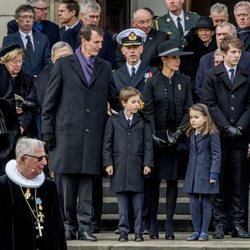 Joaquín y Marie de Dinamarca con sus hijos y sus tías en el funeral de Enrique de Dinamarca