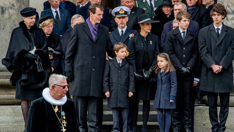 Joaquín y Marie de Dinamarca con sus hijos y sus tías en el funeral de Enrique de Dinamarca