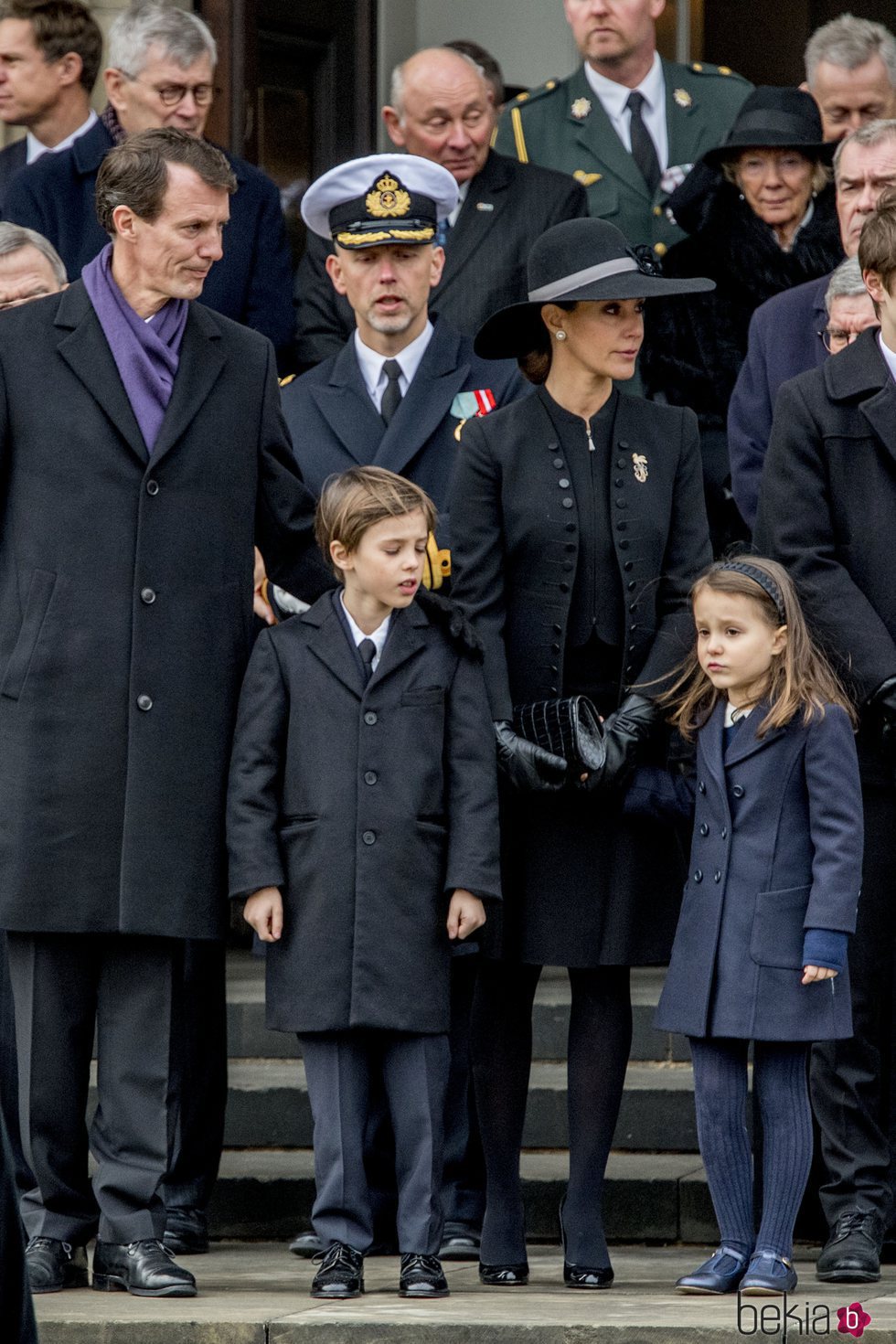 Joaquín y Marie de Dinamarca con sus hijos Enrique y Athena en el funeral de Enrique de Dinamarca