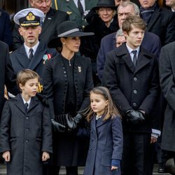 Joaquín y Marie de Dinamarca con los Príncipes Nicolás, Félix, Enrique y Athena en el funeral de Enrique de Dinamarca