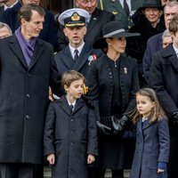 Joaquín y Marie de Dinamarca con los Príncipes Nicolás, Félix, Enrique y Athena en el funeral de Enrique de Dinamarca