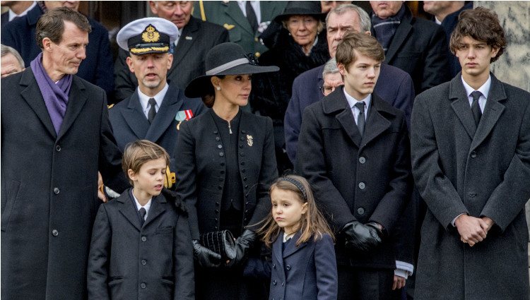 Joaquín y Marie de Dinamarca con los Príncipes Nicolás, Félix, Enrique y Athena en el funeral de Enrique de Dinamarca