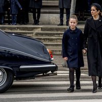 Mary de Dinamarca y la Princesa Isabel en el funeral de Enrique de Dinamarca