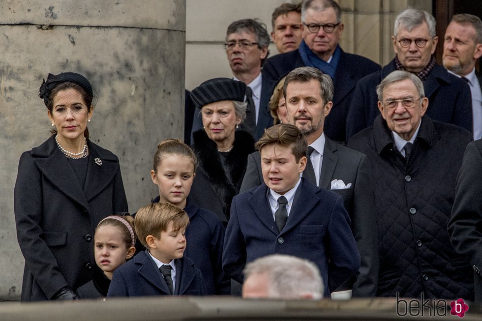 Federico y Mary de Dinamarca con sus hijos, Benedicta de Dinamarca y Constantino de Grecia en el funeral de Enrique de Dinamarca