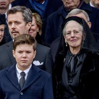 Federico y Margarita de Dinamarca y el Príncipe Christian en el funeral de Enrique de Dinamarca