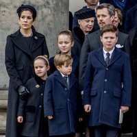 Federico y Mary de Dinamarca con sus hijos en el funeral de Enrique de Dinamarca