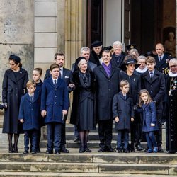 Margarita de Dinamarca con sus hijos, nueras y nietos en el funeral de Enrique de Dinamarca