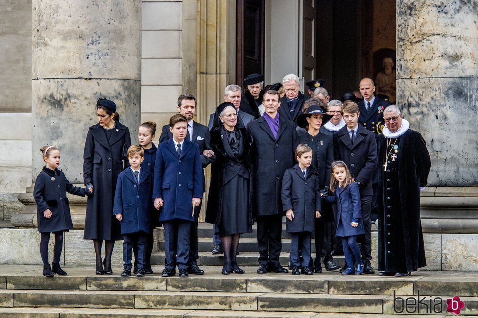 Margarita de Dinamarca con sus hijos, nueras y nietos en el funeral de Enrique de Dinamarca