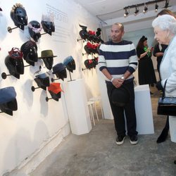 La Reina Isabel mirando sombreros y tocados en la London Fashion Week 2018