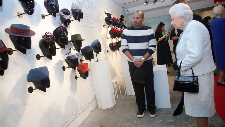 La Reina Isabel mirando sombreros y tocados en la London Fashion Week 2018