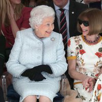 La Reina Isabel y Anna Wintour, muy cómplices en la London Fashion Week 2018