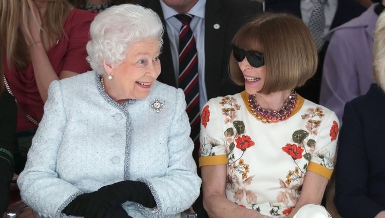 La Reina Isabel y Anna Wintour, muy cómplices en la London Fashion Week 2018