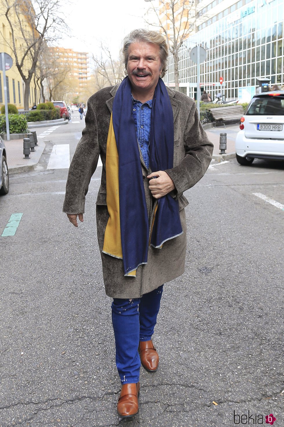 Bigote Arrocet llegando al hospital a visitar a María Teresa Campos tras ser operada de una suboclusión intestinal