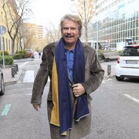 Bigote Arrocet llegando al hospital a visitar a María Teresa Campos tras ser operada de una suboclusión intestinal