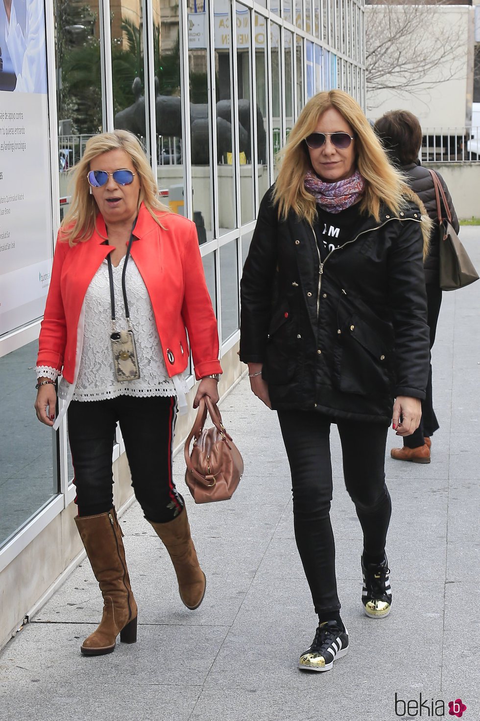 Carmen Borrego y Belén Rodríguez llegando al hospital a visitar a María Teresa Campos tras ser operada de una suboclusión intestinal